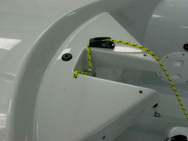 Mast Pre-Bend Clam cleat (a)