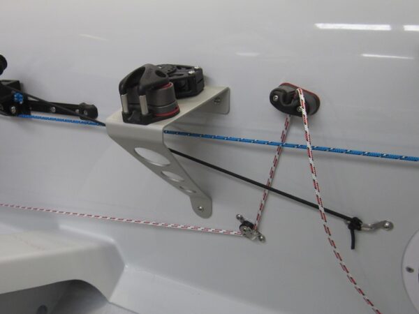 Pole topper cam cleat on both sidetanks