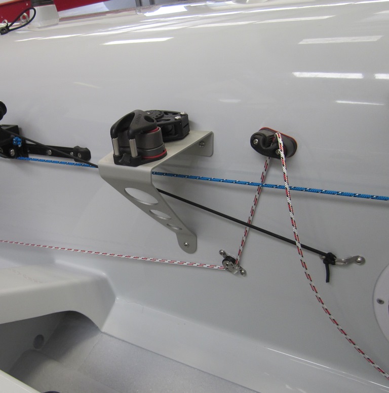 Pole topper cam cleat on both sidetanks